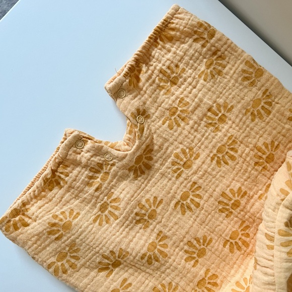 NWT Emily and Oliver | 2 piece Daisy Gauze Sleeveless Romper & Headband set - Picture 3 of 9